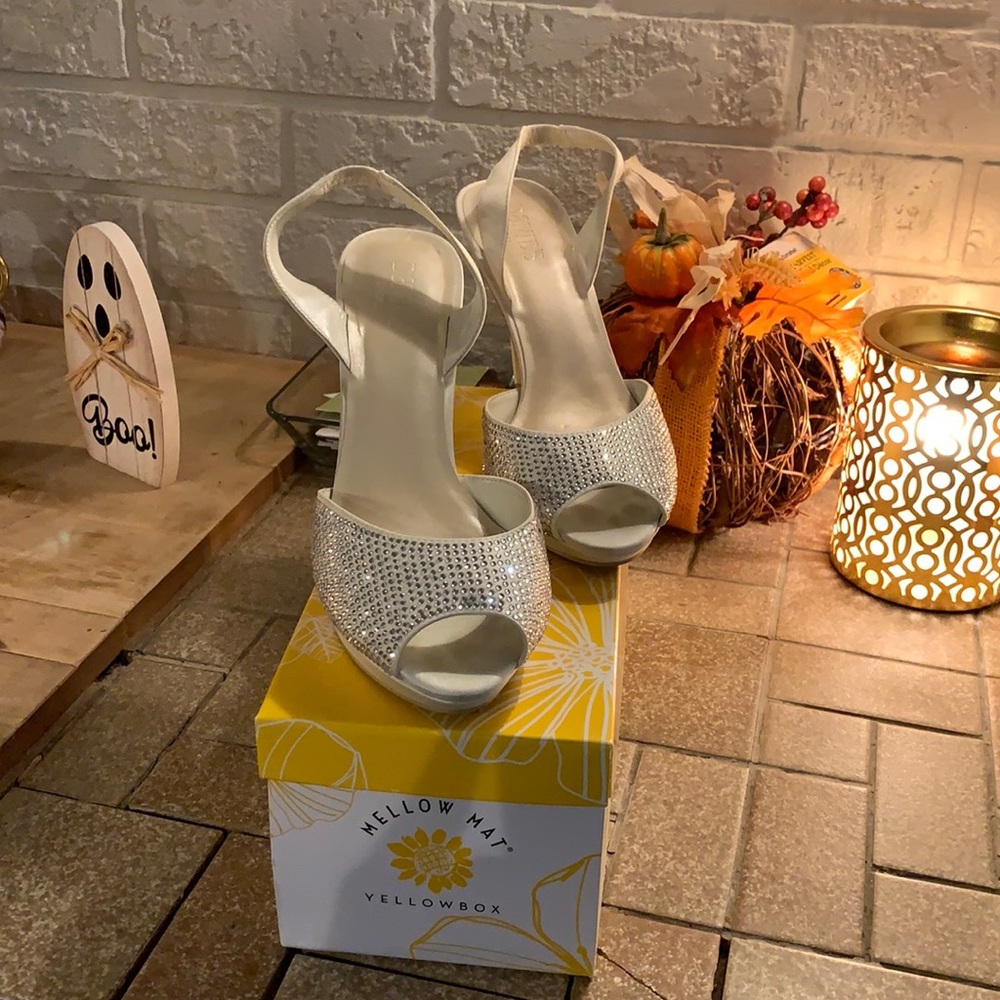 David’s Bridal 4 inch White Jassa Heel Size 9.5M